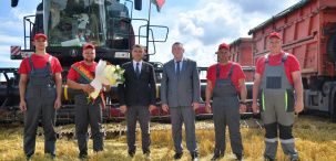 Первым на Брестчине водителем, перевезшим более двух тысяч тонн зерна, стал водитель ОАО «Крошин» Вячеслав Трус