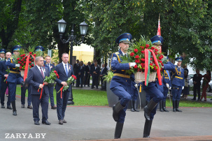 В День города в Бресте на площади Свободы 28 июля прошла церемония возложения венков и цветов к монументу «Освобождение»