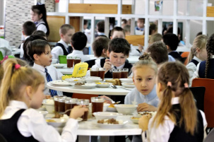 Стал известен размер матпомощи для школьников из многодетных семей