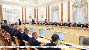 Лукашенко - послам: нужна "военная мобилизация", чтобы удержать экономику страны