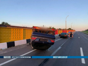 В Бресте опрокинулся перевозимый на прицепе автомобиль