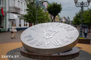Мнение брестчан и гостей города о новом арт-объекте «Пуговица фонарщика»