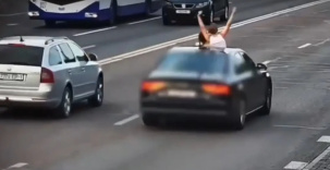 Водитель Audi перевозил пассажиров, высунувшихся в люк крыши. И попал на штраф