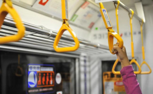 Пожилая брестчанка упала в троллейбусе рано утром и попала в больницу