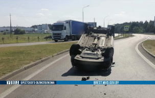 Стали известны подробности ДТП на Каменецком кольце, где сегодня перевернулся автомобиль Lada