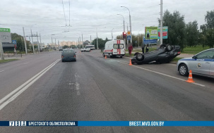 Подробности ДТП, при котором перевернулся автомобиль на Суворова в Бресте