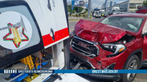 Подробности ДТП с опрокинутой на бок скорой: женщина-фельдшер доставлена в больницу