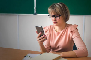 Учителям запретили пользоваться телефонами во время уроков – в чем причина