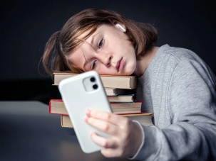 Грозит ли школьникам наказание за мобильный телефон? Минобр ответил