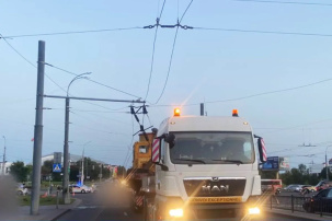 Грузовик зацепил контактную сеть в Бресте - повреждено пять автомобилей