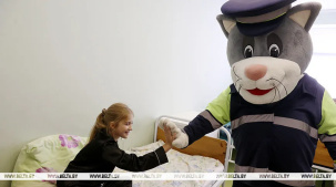 Поздравили с началом учебного года и напомнили о безопасности: милиционеры посетили детскую больницу в Бресте