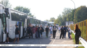 "С таким смириться нельзя". Что говорят ожидающие в очереди накануне закрытия Польшей границы