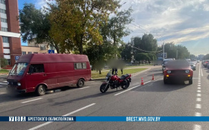 Водитель мотоцикла столкнулся с двумя попутными автомобилями на улице Я.Купалы в Бресте