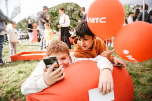 МТС подарил минчанам яркий праздник ко Дню города в столичном Яблоневом саду