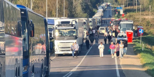 «Не можем попасть в Беларусь». Очередь на латвийской границе, автобусы стоят с вечера