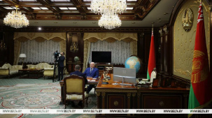 Лукашенко требует взять на "жестокий контроль" деятельность вице-премьера по АПК