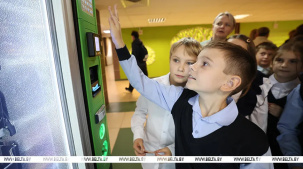 В школах могут появиться автоматы со снеками и напитками. Автомат тестируют в минской СШ №52