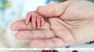 В Беларуси 14-дневный отпуск отцу при рождении ребенка может стать частично оплачиваемым