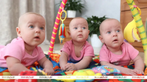 "У нас целый детский садик". Как живет семья, в которой родились тройняшки-близнецы