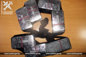 Водитель и пассажирка легкового автомобиля AUDI спрятали от таможенного контроля коммерческую партию ветеринарного препарата