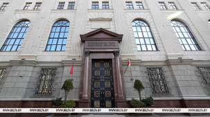 Головченко призвал "не шарахаться и не паниковать" и напомнил о своем совете избавляться от доллара