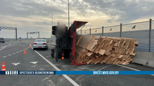 Опрокидывание грузового автомобиля произошло в Бресте