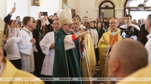 С букетом васильков в руках. Что говорил о белорусах спецпосланник Папы Римского в Бресте