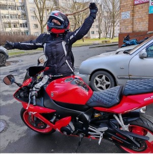 День автомобилиста. Брестчанка Алина Филипчук в рабочее время — водитель автобуса, а вне работы — байкер