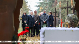 Европейские дипломаты провели акцию в урочище Куропаты. К ним подошли журналисты с вопросами