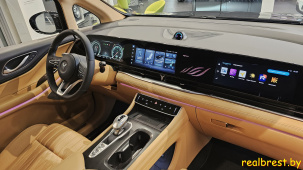 В Бресте прошла закрытая презентация и персональные тест-драйвы представительского минивэна Voyah Dream