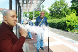 За курение или парение на остановках положен штраф – какой, ответила юрист