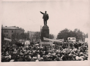 В 1958 году на главной площади Бреста был торжественно открыт памятник Ленину
