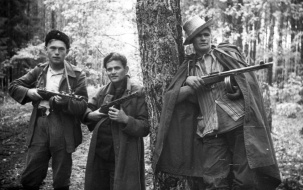 На рассвете 22 июня 1941 году гитлеровские войска открыли ураганный огонь по местечку Мельник