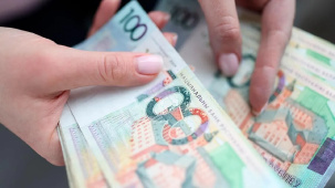 Белорусы несут деньги в банки: рублевые вклады растут рекордными темпами