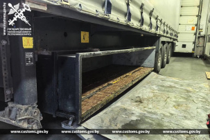 В фуре в тайнике нашли 136 кг гашиша на границе. Задержать восемь участников преступной схемы