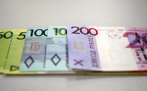 Юрлицам и ИП разрешили платить за услуги в зоне таможенного контроля наличными рублями