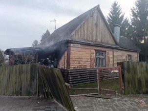 Работники МЧС спасли мужчину при пожаре в Бресте