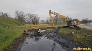 В Брестской крепости идут работы по очистке обводного канала