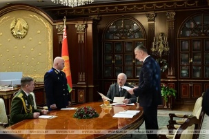 "Для этого есть выборы". Лукашенко требует исключить поползновения в плане "революционной" борьбы