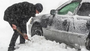 Лопату в руки и вперёд: водителям напомнили об обязанности откопать от снега свои авто