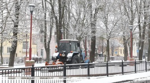 Снег на улицах Бреста убирают 15 машин и около 200 человек