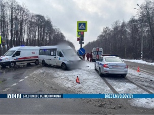 Маршрутка и автомобиль скорой помощи столкнулись под Брестом