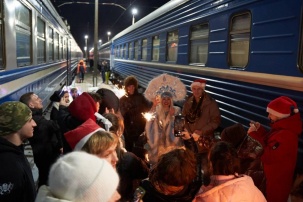 Заняли весь вагон: белорусы встретили Новый год прямо в поезде Полоцк - Брест