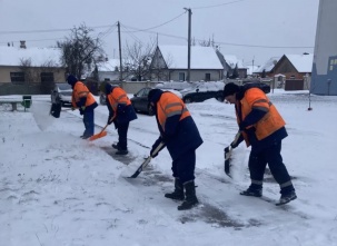 Военнослужащие Брестского гарнизона помогают в уборке снега вблизи учреждений соцсферы