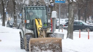 На улицах Бреста снег убирают 50 единиц специальной техники