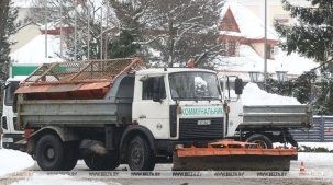 В Бресте продолжаются работы по расчистке улиц и дворов после ночного снегопада