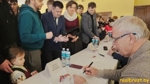 В Бресте встретили самого титулованного хоккеиста планеты Вячеслава Фетисова