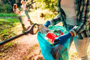 Белорусам будут приходить "письма счастья" за мусор в лесу – что придумали