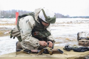 Десантники во время проверки ВС на Брестском полигоне выполняют стрельбы из различных видов оружия