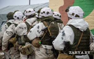 Бойцы 38-й десантно-штурмовой бригады продолжают выполнять тактические задачи на местности